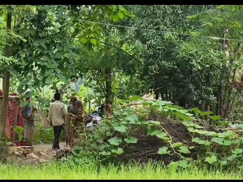 Child Safety: Barbaric act in Korba...! Father beaten in the forest... 12-year-old daughter molested after being threatened with a fake pistol... ₹30,000 looted.