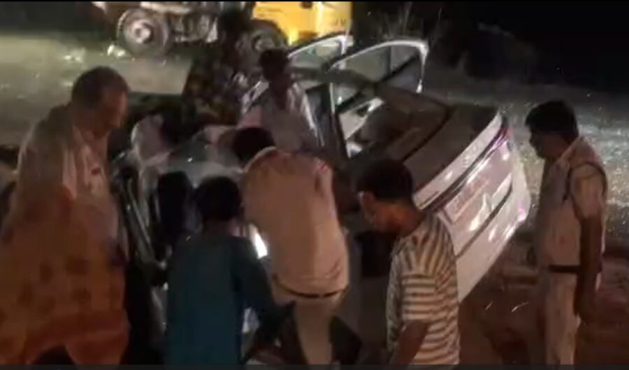 Road Accident: Horrific accident on the Ambikapur-Raipur highway late at night! Car rams into a stationary truck... young man dies... Watch VIDEO.