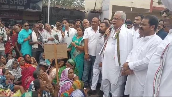 Fake NOC Case: Major Uproar in Tilda! Bhupesh Baghel Arrives at Police Station with Villagers... Protest Ends After FIR Lodged Over Fake NOC.