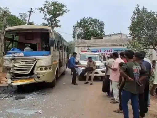 Pali Road Accident: Horrific road accident in Korba...! Head-on collision between a bus and a truck... driver trapped in the cabin rescued after 20 minutes.