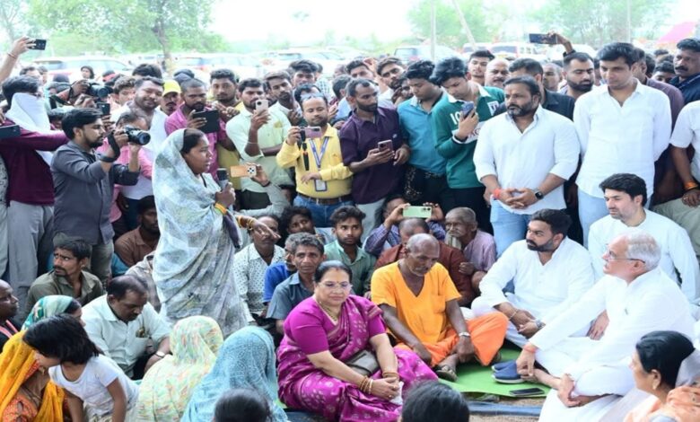 Nakti Demolition: Baij and Bhupesh reach Nakti... meet affected families... declare that the Congress stands with them in every battle.