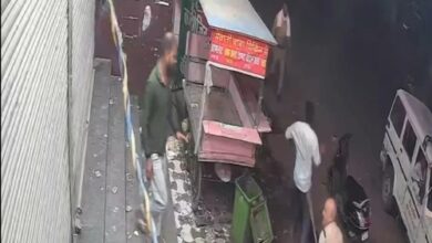 Liquor Sale: This is how the police rained lathis on liquor enthusiasts...! Watch the video here.