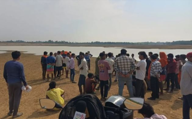 Surajpur Boat Accident: Tragic incident in Surajpur... Boat capsized in Batra Dam... 3 people missing... DDRF conducting a search operation.
