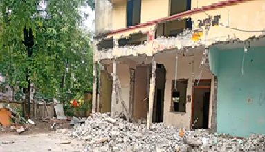Housing Board: Attempt to take over the Housing Board building...! Uproar ensues after half the structure is demolished... Major administrative negligence exposed.