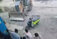 JCB Blast: Tragic accident in Bilaspur... JCB tire bursts while being inflated... Helper killed, three injured; watch the video here.