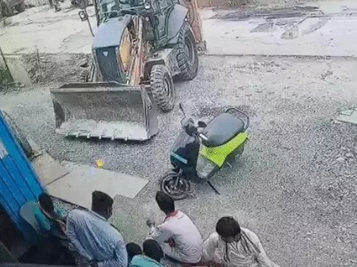 JCB Blast: Tragic accident in Bilaspur... JCB tire bursts while being inflated... Helper killed, three injured; watch the video here.