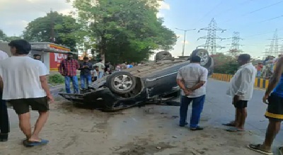 Road Accident: Havoc caused by a speeding car in Korba! It crashed into a divider and rolled over multiple times; a wheel was torn off.
