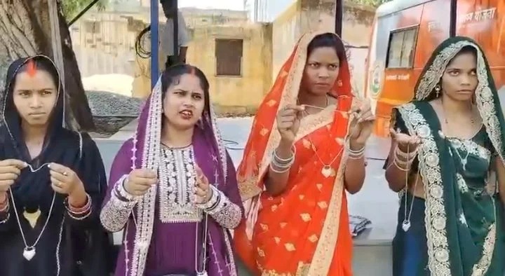Gilt Anklets Viral Video: Major questions raised regarding the Chief Minister's Kanya Vivah Yojana...! Gilt anklets received instead of silver ones... newlywed women display the 'fake anklets'.