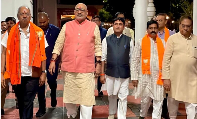 Giriraj Singh's Raipur Visit: Union Minister Giriraj Singh has arrived in Raipur! He received a rousing welcome at the Kushabhau Thakre complex and held a crucial meeting with leaders and party workers.