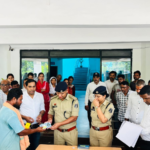 Lost Mobile Recovery: This phone held his mother's last photos...! Son broke down in tears upon getting the phone back... 150 mobile phones worth ₹26 lakh recovered... Korba Police won people's hearts... VIDEO