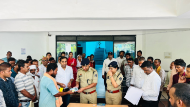Lost Mobile Recovery: This phone held his mother's last photos...! Son broke down in tears upon getting the phone back... 150 mobile phones worth ₹26 lakh recovered... Korba Police won people's hearts... VIDEO