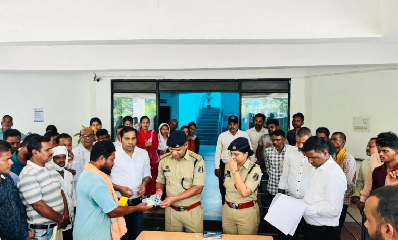 Lost Mobile Recovery: This phone held his mother's last photos...! Son broke down in tears upon getting the phone back... 150 mobile phones worth ₹26 lakh recovered... Korba Police won people's hearts... VIDEO