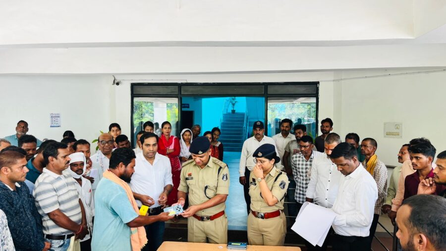 Lost Mobile Recovery: This phone held his mother's last photos...! Son broke down in tears upon getting the phone back... 150 mobile phones worth ₹26 lakh recovered... Korba Police won people's hearts... VIDEO