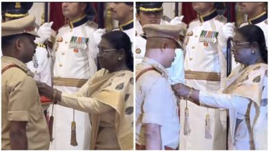 A Moment of Pride: Shaurya Chakra received from the President! Two brave officers from Kanker have made history... Lakshman Kevat and Rameshwar Deshmukh were awarded the Shaurya Chakra by the President... Watch the video here.