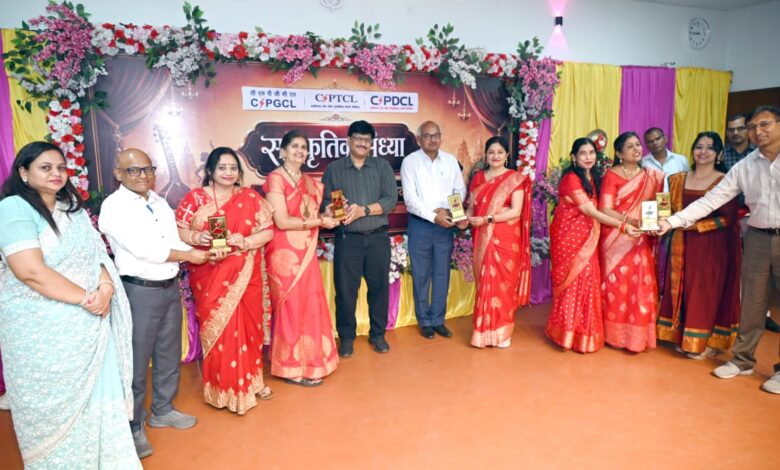 Employee Talent Show: Power company officers and employees dazzled with their talent! A memorable evening featuring singing and dancing at the cultural event.