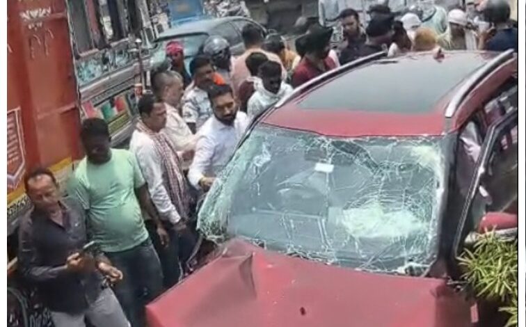 Bhatagaon Flyover Accident: Major accident on Raipur's Bhatagaon flyover...! Car and truck collide violently while overtaking from the wrong side... Watch the video here.