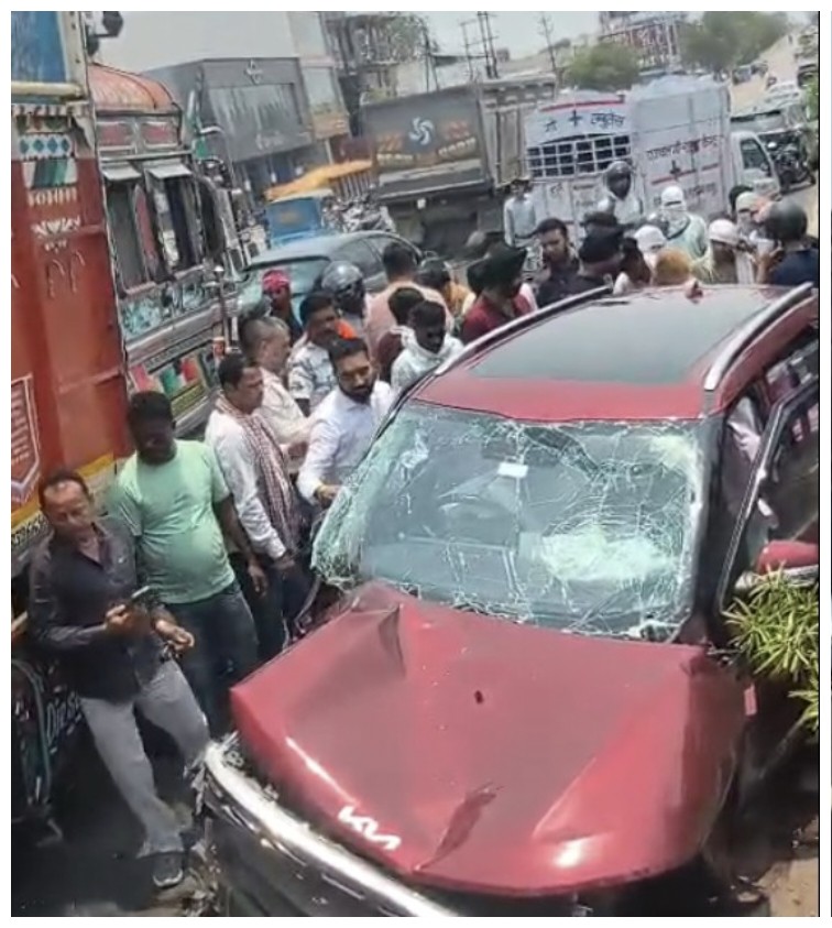 Bhatagaon Flyover Accident: Major accident on Raipur's Bhatagaon flyover...! Car and truck collide violently while overtaking from the wrong side... Watch the video here.