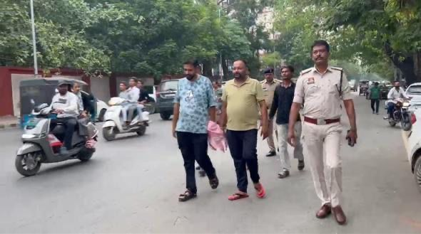 Scrap Business Dispute: Scrap dealer's high-handedness backfires! Accused nabbed following SSP's stern action; police parade them on foot in handcuffs—watch the video here.