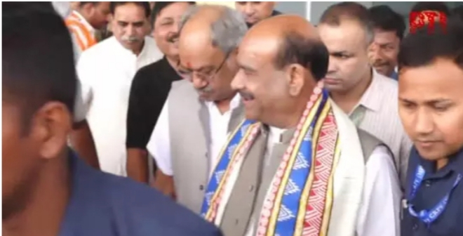 Om Birla's Raipur Visit: Lok Sabha Speaker Om Birla has arrived in Raipur! He will attend several events, including the Acharya installation ceremony.