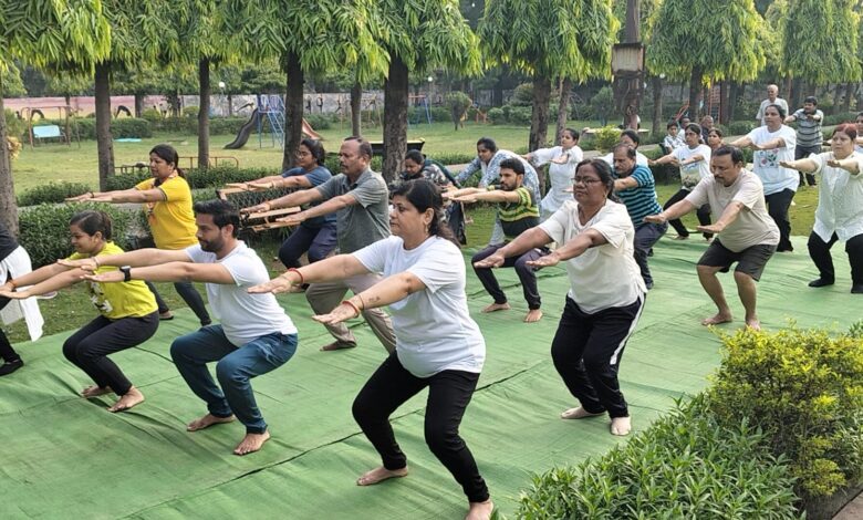 International Yoga Day 2026: A unique initiative by women journalists in Korba...! Hundreds of women gathered at Pushpalata Udyan on Yoga Day.