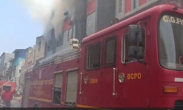 Fire Incident: Massive fire in Raipur...! Automobile showroom opposite the police station engulfed in flames... VIDEO