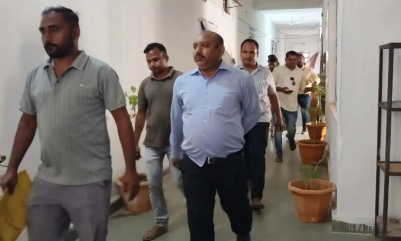 Tehsildar's Reader Arrested: Major ACB trap in Chhattisgarh! Tehsildar's reader caught red-handed accepting a bribe of ₹10,000; he had already taken ₹35,000 previously.