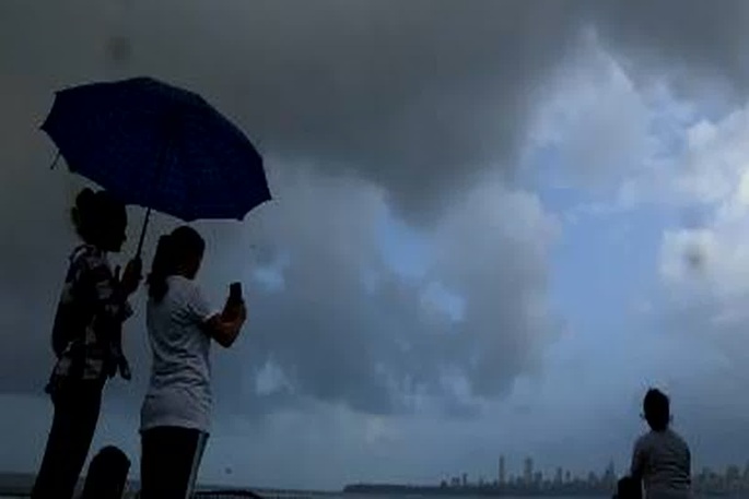Heatwave Alert: Double alert for heavy rain and heatwaves! IMD issues a fresh warning... Monsoon has reached only 12 states... Risk of heatwave in Delhi next week.