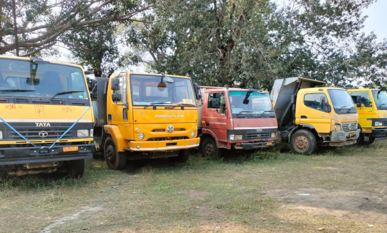 Illegal Coal Transport: Major crackdown by the Mining Department on illegal coal and sand transportation...! 8 vehicles and 5 tonnes of illegal coal seized.