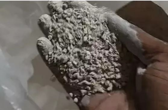 Gutkha Factory: A gutkha factory was operating under the guise of a washing powder unit...! Durg Police busted the operation; the accused fled after switching off his mobile phone.