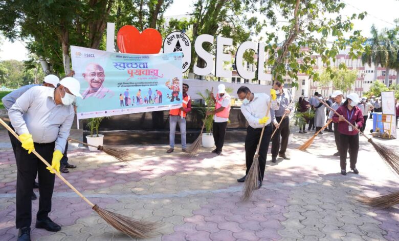 Special cleanliness drive held at SECL headquarters...! Officers and employees contributed voluntary labor.