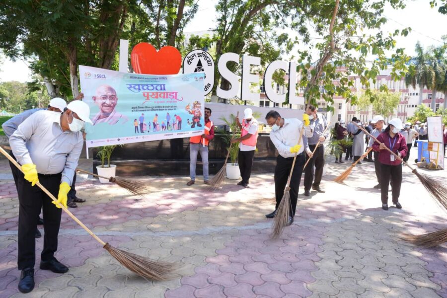 Special cleanliness drive held at SECL headquarters...! Officers and employees contributed voluntary labor.