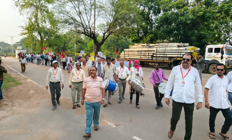Power Employees' Protest: Massive demonstration by electricity workers in Korba...! Headquarters resonates with the ‘Beat the drums, wake up the management’ campaign... Watch the video here.