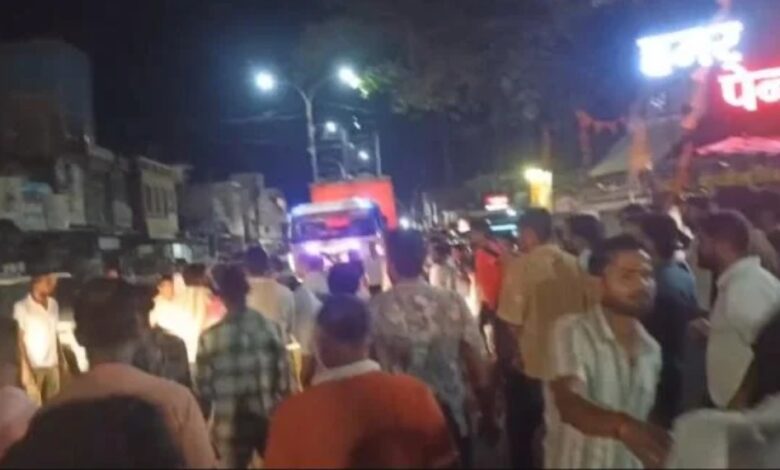 Pendra Sand Mafia: Uproar over the sand trade in Pendra...! Two factions clashed in the middle of the road...