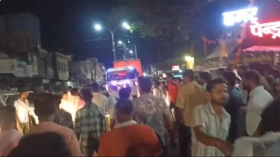 Pendra Sand Mafia: Uproar over the sand trade in Pendra...! Two factions clashed in the middle of the road...