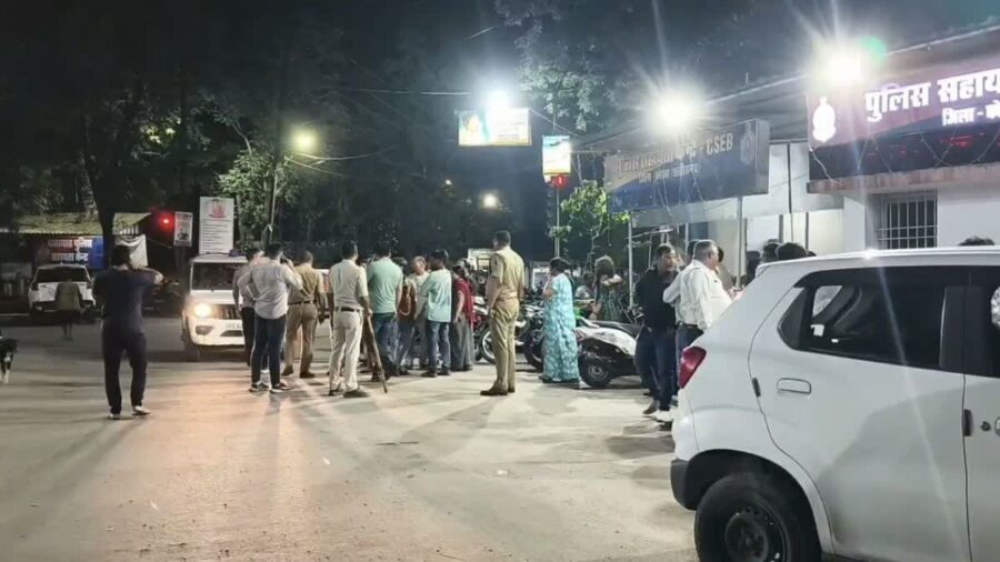 Korba Gang War: Gang-war-like situation in Korba...! 50–60 armed youths stormed a colony and launched an attack... several injured by swords and knives.