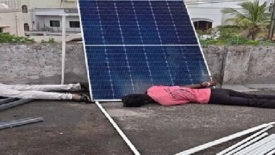 Solar Panel Accident: Major accident while installing solar panels! Two technicians struck by a high-tension line... died on the spot.