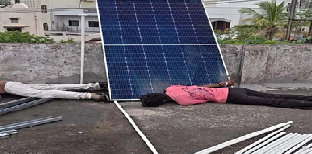 Solar Panel Accident: Major accident while installing solar panels! Two technicians struck by a high-tension line... died on the spot.