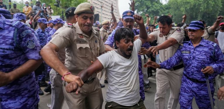 Jantar Mantar Protest: Chaos at Jantar Mantar ahead of the Parliament march...! Lathi-charge on protesters; reports of several injuries.