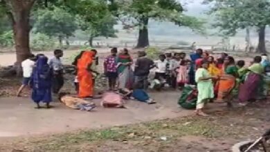 Overloading Accident: Major road accident in Korba...! Pickup truck carrying factory workers crashes into a tree... 3 critically injured.