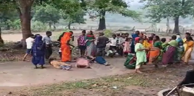 Overloading Accident: Major road accident in Korba...! Pickup truck carrying factory workers crashes into a tree... 3 critically injured.