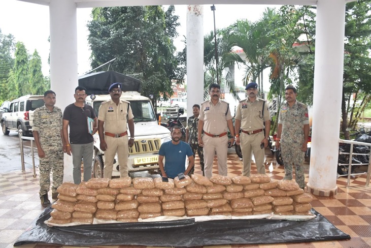 Bastar Ganja Seized: Major operation by Bastar Police...! 214 ​​kg of cannabis worth ₹1.07 crore seized... the consignment was en route from Odisha to UP.