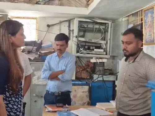 MLA Bhawna Bohra: MLA takes strong action following farmers' complaints! She visited the electricity substation, reprimanded the Junior Engineer (JE), and ordered his removal.