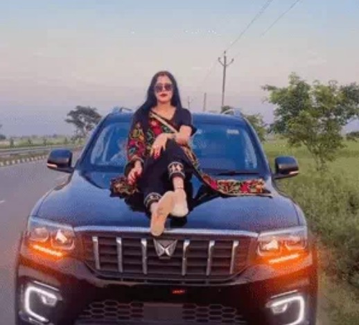 Instagram Reels: Angered by wife making Reels...! Husband stabs her to death in front of their three children... Influencer's murder sparks shock.