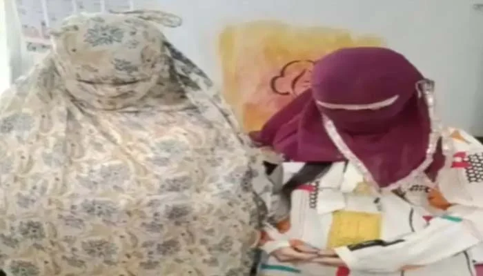 Honey Trap: Businessman falls victim to honey trap in Raipur! Blackmailed using a drugged cigarette, an objectionable video, and threats of a rape case... Beauty parlour owner and a female student arrested.