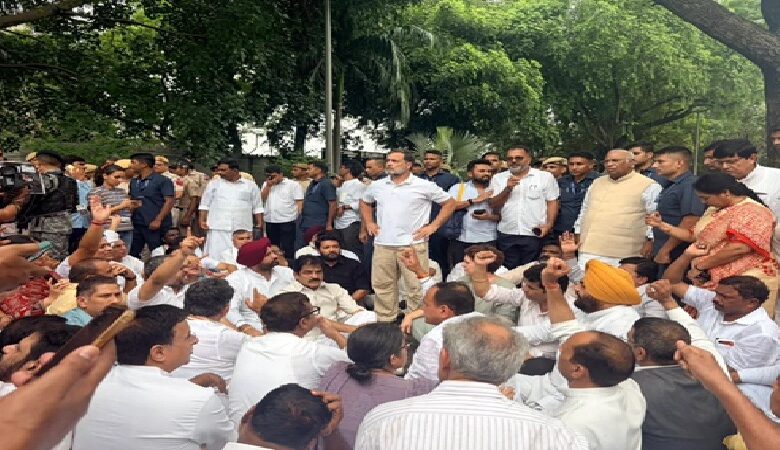 Parliament Protest: Rahul and Priyanka launch a scathing attack on the Centre...! Demand for the resignation of PM Modi and Education Minister Dharmendra Pradhan... Congress holds a protest at Lok Kalyan Marg.