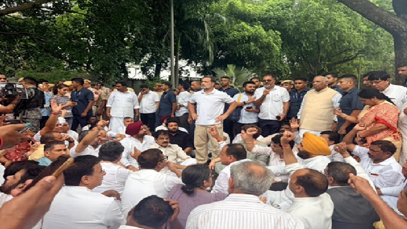 Parliament Protest: Rahul and Priyanka launch a scathing attack on the Centre...! Demand for the resignation of PM Modi and Education Minister Dharmendra Pradhan... Congress holds a protest at Lok Kalyan Marg.