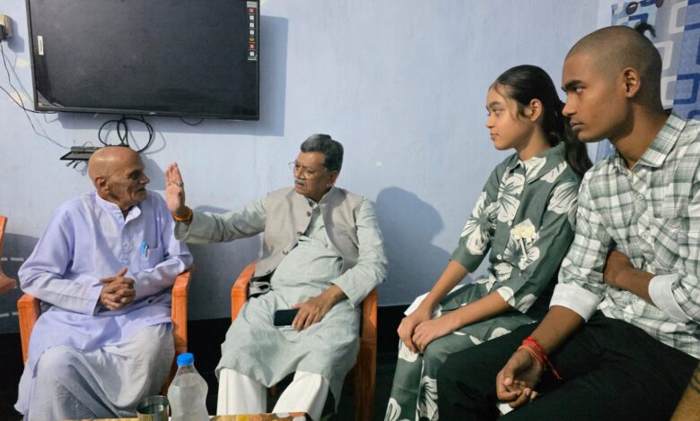 Charandas Mahant: Family plunged into grief over the demise of Bhaskar Mahato...! Dr. Charandas Mahant visited their home and assured the family of all possible assistance.