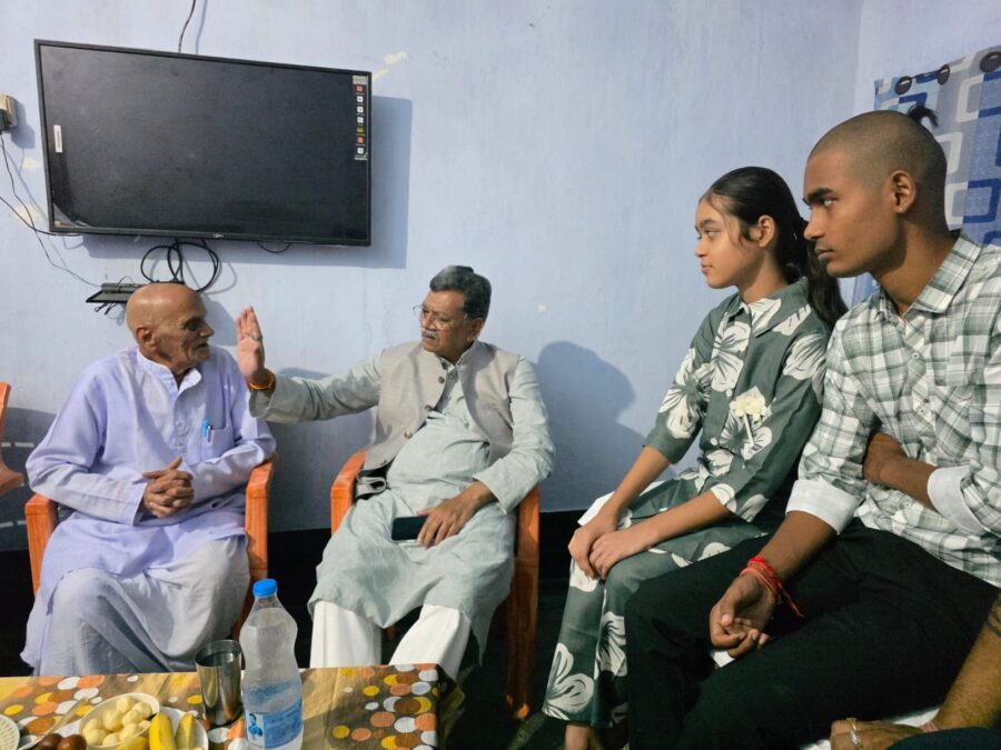 Charandas Mahant: Family plunged into grief over the demise of Bhaskar Mahato...! Dr. Charandas Mahant visited their home and assured the family of all possible assistance.