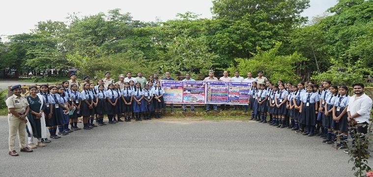 Good Touch, Bad Touch: A new initiative by Korba Police! Female students were provided with crucial information regarding new criminal laws, the 'good touch-bad touch' concept, and cyber security.
