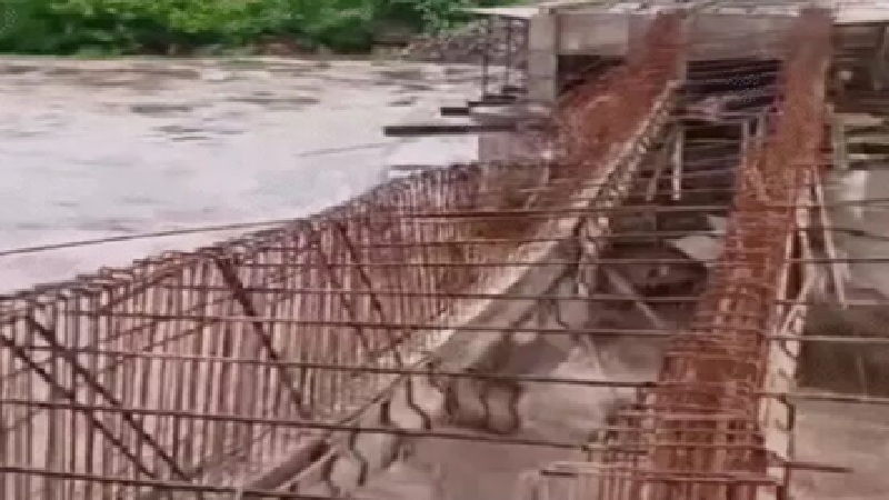 Chhattisgarh Rain: Havoc unleashed by the rains... A bridge worth ₹9 crore collapsed... A child was swept away in the river... Bodies of a couple were recovered... Conditions akin to a 'Red Alert' prevail in several districts.